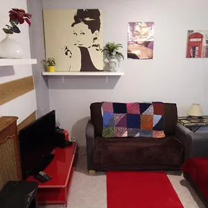 Familial Pour 2,3,4 Personnes De 44m2- Accessible Handic -rez De Chaussee-vues Sur Rue Et Patio Prive - Sejour, Separee-cuisine,salle De Bain,lit Double Et Canape-lit 2pers-entree De La Rue Berzelius-5 Minutes Du Metro Brochant-lig Appartamento